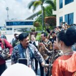 Menteri ATR/BPN Hadi Tjahjanto disambut Gubernur Jambi Al Haris di Bandara Sultan Thaha Jambi. Foto: Riky Serampas/Pariwarjambi