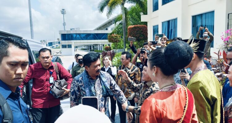 Menteri ATR/BPN Hadi Tjahjanto disambut Gubernur Jambi Al Haris di Bandara Sultan Thaha Jambi. Foto: Riky Serampas/Pariwarjambi