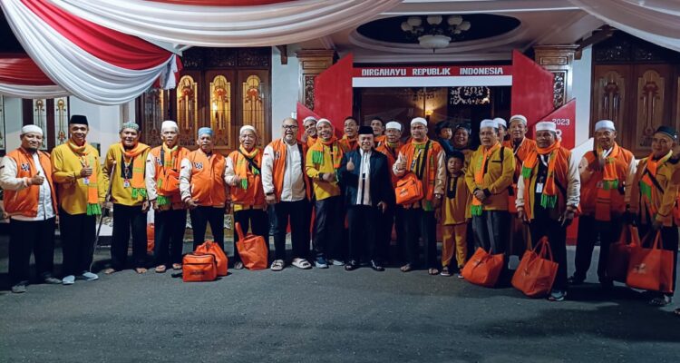 Gubernur Jambi Al Haris bersama jemaah Umroh Lightwater. Foto: Riky Serampas/Pariwarjambi