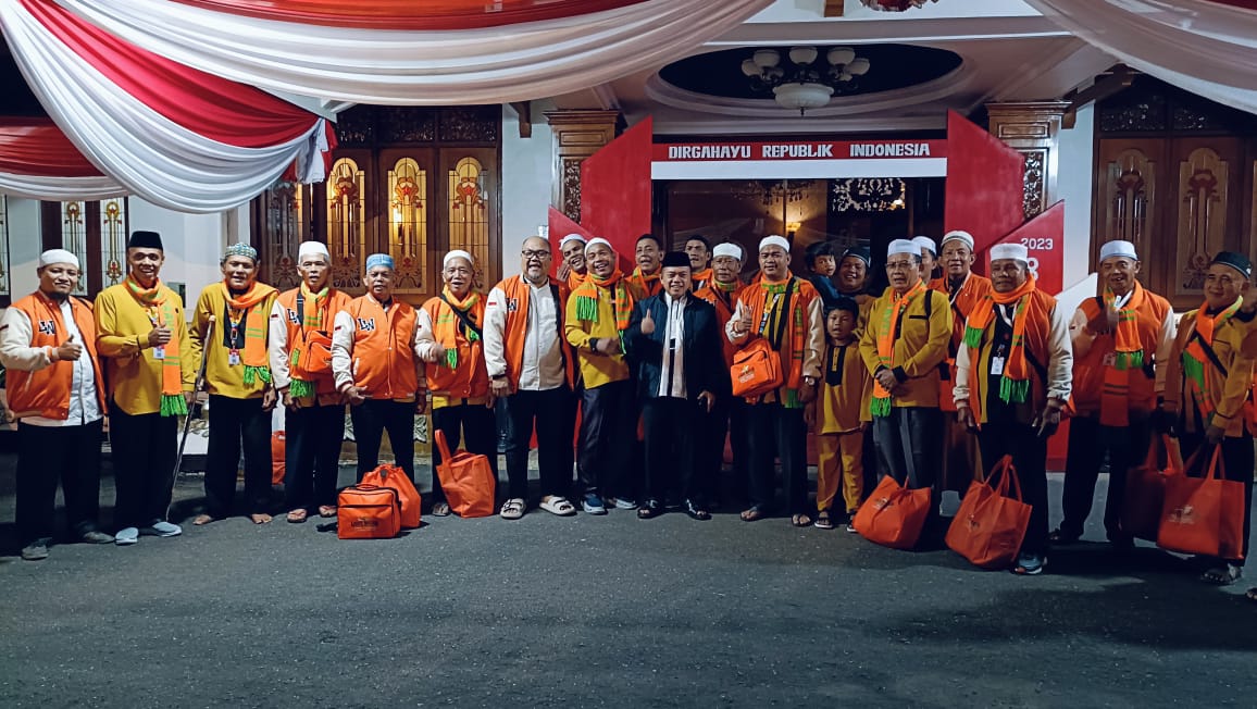 Gubernur Jambi Al Haris bersama jemaah Umroh Lightwater. Foto: Riky Serampas/Pariwarjambi