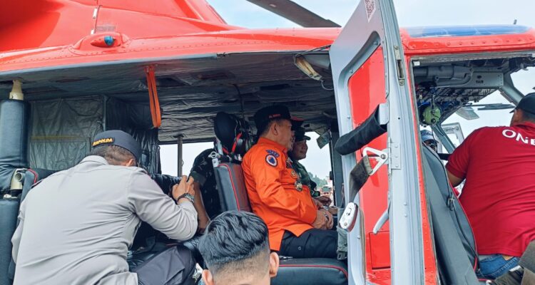 Bersama Kasad Jenderal TNI Dudung, Gubernur Jambi Al Haris ikut pantau Hotspot melalui Udara. Foto: Riky Serampas/Pariwarajambi