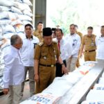 Abdullah Sani Launching Penyaluran Bantuan Pangan Cadangan Beras Pemerintah. Foto dok Kominfo Provinsi Jambi