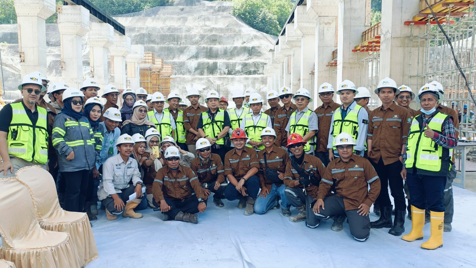 Kunjungan Jusuf Kalla didampingi Gubernur Jambi Al Haris ke PLTA KMH. Foto: Riky Serampas/Pariwarajambi