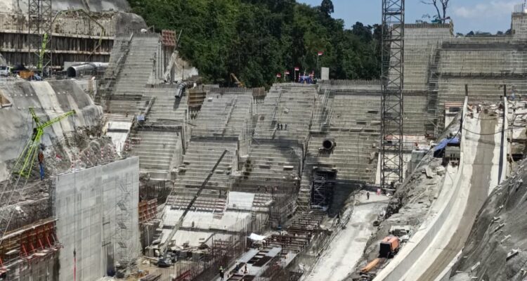 Bendungan PLTA KMH dalam tahap pembangunan. Foto: Riky Serampas/Pariwarajambi