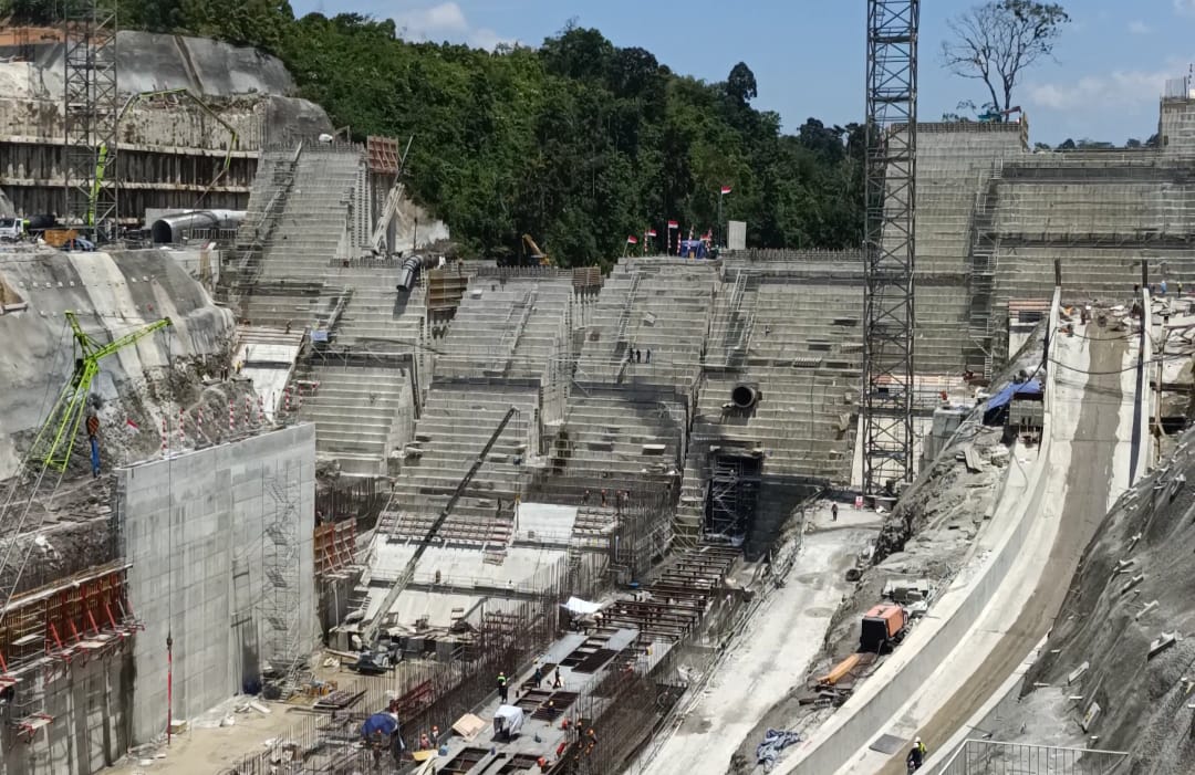 Bendungan PLTA KMH dalam tahap pembangunan. Foto: Riky Serampas/Pariwarajambi