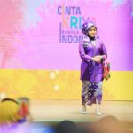 Hesnidar Haris pashion show di panggung nusantara mengenakan pakaian baju kebaya melayu, tengkulak Pulau Rengas, dan kain songket motip angso duo. Foto: Ady: Pariwarajambi