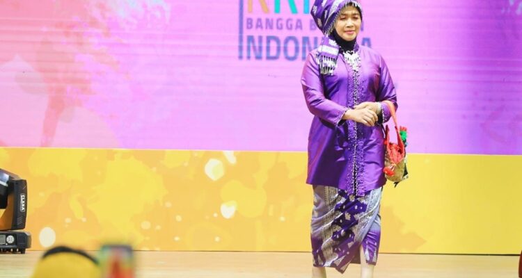 Hesnidar Haris pashion show di panggung nusantara mengenakan pakaian baju kebaya melayu, tengkulak Pulau Rengas, dan kain songket motip angso duo. Foto: Ady: Pariwarajambi