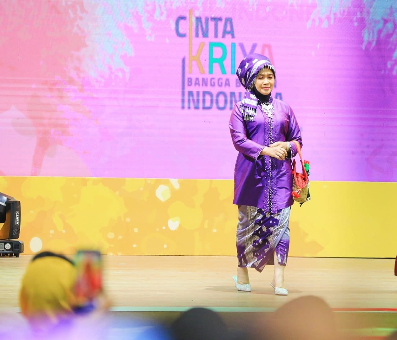 Hesnidar Haris pashion show di panggung nusantara mengenakan pakaian baju kebaya melayu, tengkulak Pulau Rengas, dan kain songket motip angso duo. Foto: Ady: Pariwarajambi
