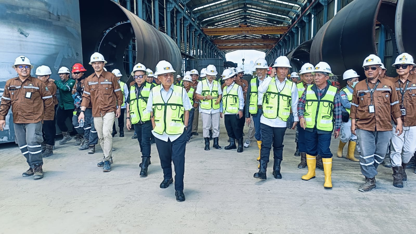 Jusuf Kalla meninjau pembangunan PLTA Kerinci. Pada kesempatan itu JK juga didampingi Gubernur Jambi Al Haris. Foto: Riky Serampas/Pariwarjambi