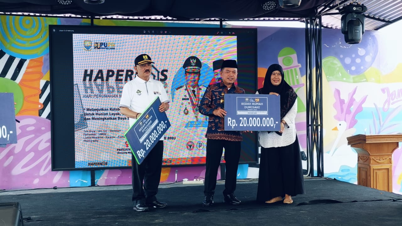 Gubernur Jambi Al Haris didampingi Kadis PUPR menyerahkan bantuan bedah rumah program Dumisake. Foto: Riky Serampas/Pariwarajambi