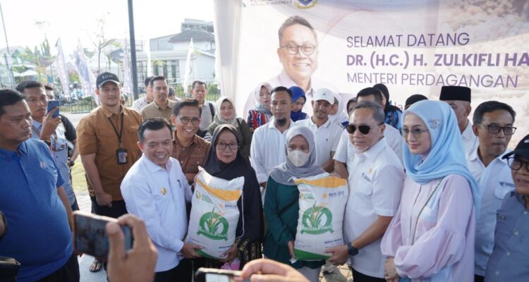 Zulkifli Hasan Bagi Beras dan Sembako pada Warga di Kota Jambi. Foto: Riky Serampas/Pariwarajambi