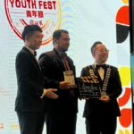 Husni Turion menerima award film festival Hongkong. (Foto/ist)