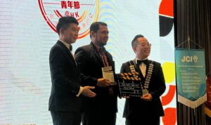 Husni Turion menerima award film festival Hongkong. (Foto/ist)