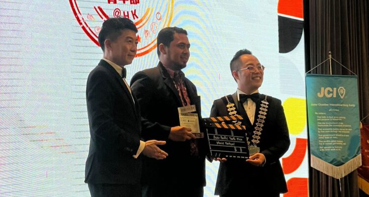 Husni Turion menerima award film festival Hongkong. (Foto/ist)