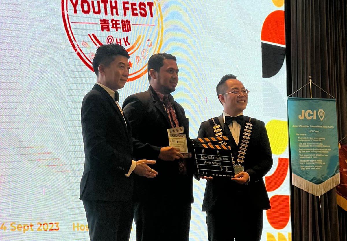 Husni Turion menerima award film festival Hongkong. (Foto/ist)
