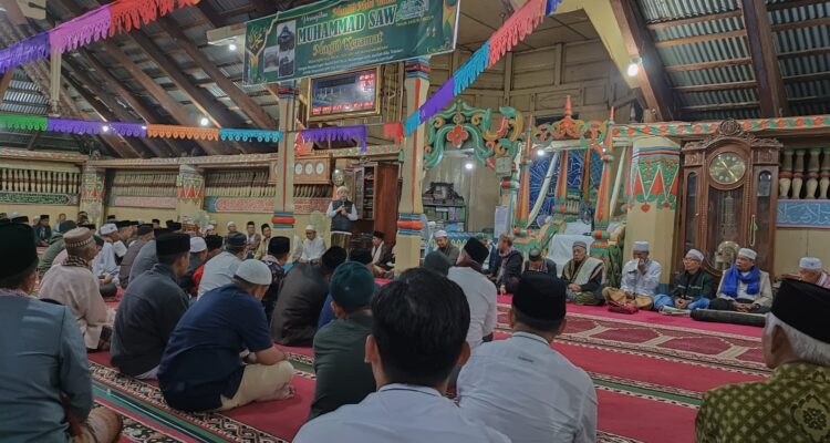 Gubernur Al Haris Safari Subuh di Masjid Keramat Pulau Tengah Kerinci. Foto: Riky Serampas/Pariwarajambi