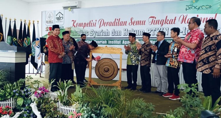 Gubernur Jambi Al Haris menutup kompetensi peradilan semu tingkat nasional di Sungai Penuh. Foto: Riky Serampas/Pariwarajambi