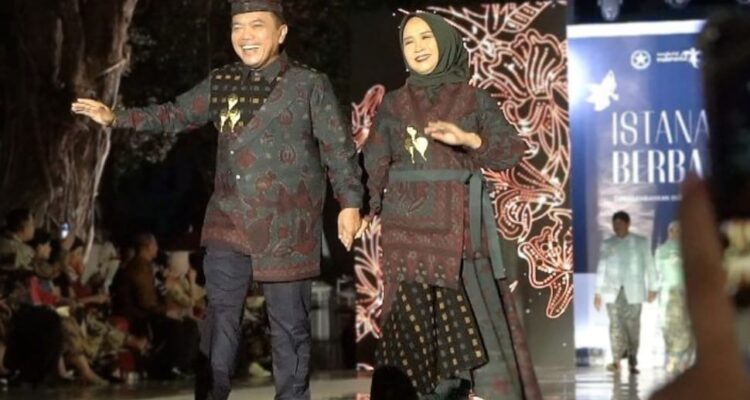Gubernur Jambi Al Haris bersama istri Hesnidar Haris tampil di catwalk Istana Berbatik 2023. (Foto/ist)