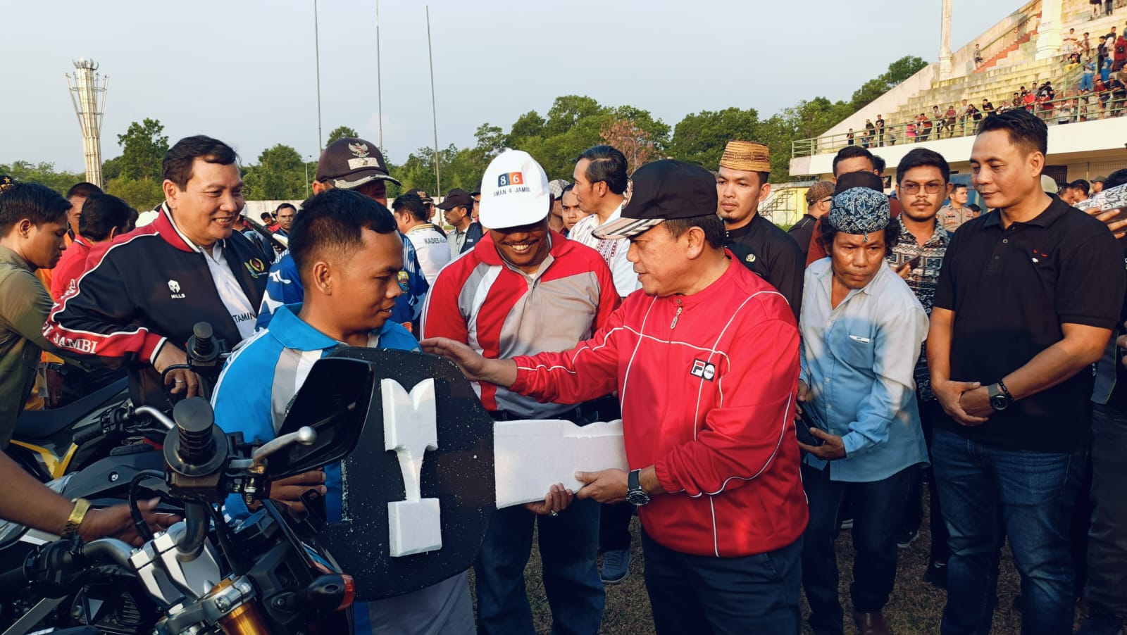 Gubernur Jambi Al Haris menyerahkan bantuan motor dinas untuk Kepala Desa se-kabupaten Sarolangun. Foto: Riky Serampas/Pariwarajambi