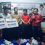 Gubernur Jambi Al Haris bersama Ketua DPRD Provinsi Jambi, Pj Bupati Sarolangun menyerahkan bantuan korban kebakaran di Desa Tendah, CNG, Sarolangun. Foto: Riky Serampas/Pariwarajambi