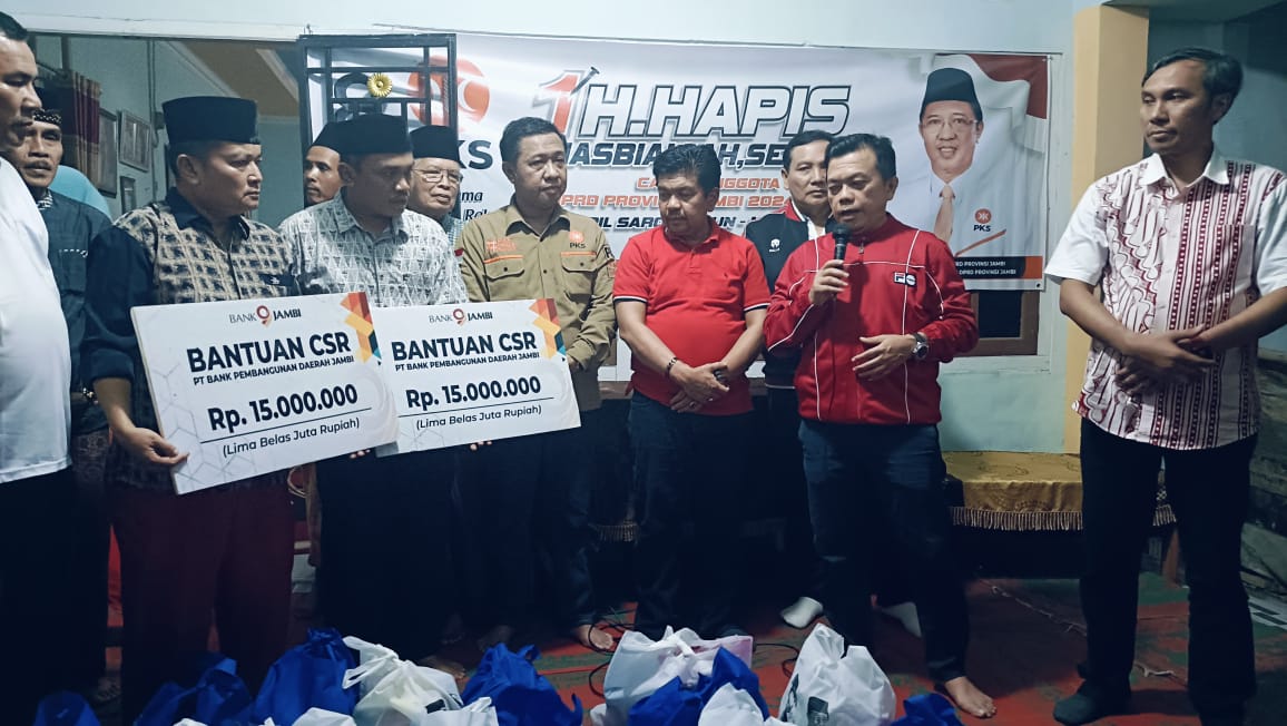 Gubernur Jambi Al Haris bersama Ketua DPRD Provinsi Jambi, Pj Bupati Sarolangun menyerahkan bantuan korban kebakaran di Desa Tendah, CNG, Sarolangun. Foto: Riky Serampas/Pariwarajambi