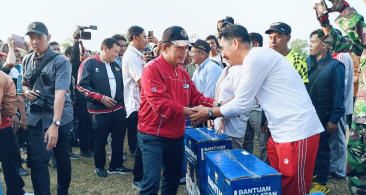 Gubernur Jambi Al Haris menyerahkan bantuan peralatan olahraga untuk desa se-kabupaten Sarolangun. Foto: Riky Serampas/Pariwarajambi