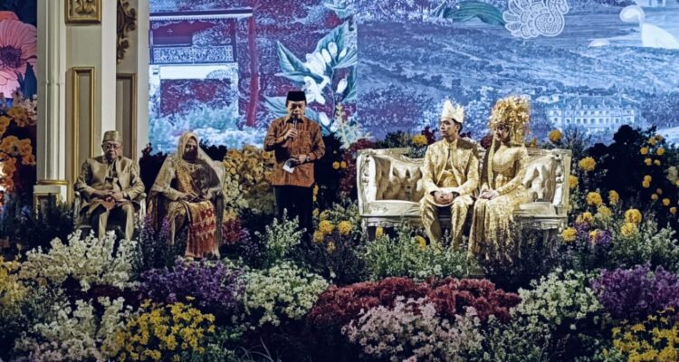 Gubernur Jambi Al Haris memberikan kata sambutan mewakili keluarga besar CE dan kedua mempelai untuk tamu yang hadir. Foto: Riky Serampas/Pariwarajambi
