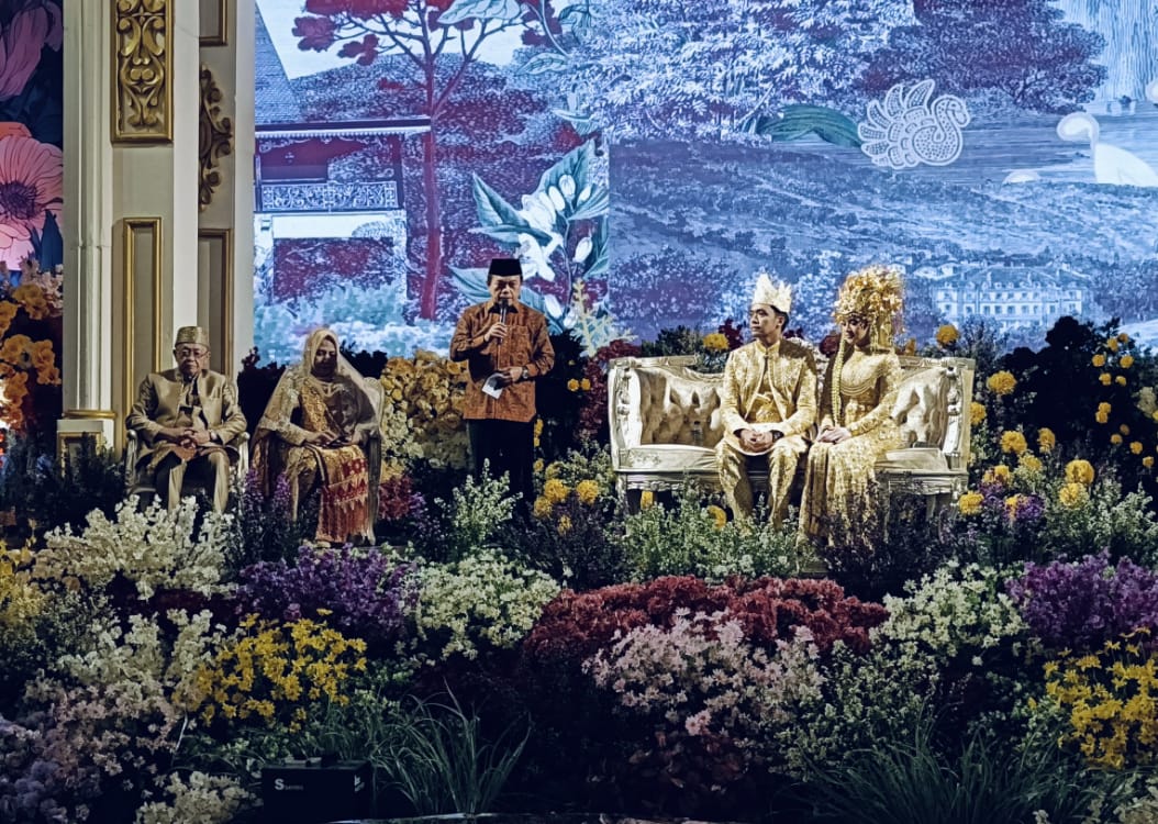 Gubernur Jambi Al Haris memberikan kata sambutan mewakili keluarga besar CE dan kedua mempelai untuk tamu yang hadir. Foto: Riky Serampas/Pariwarajambi