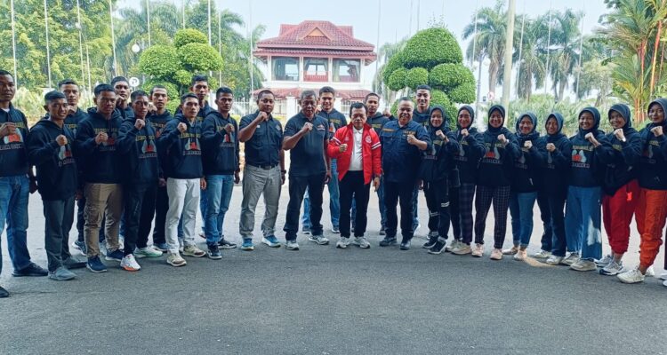 Gubernur Jambi Al Haris melepas kontingen tarung derajat Jambi mengikuti kualifikasi PON XXI di Jawa. Foto: Riky Serampas/Pariwarajambi