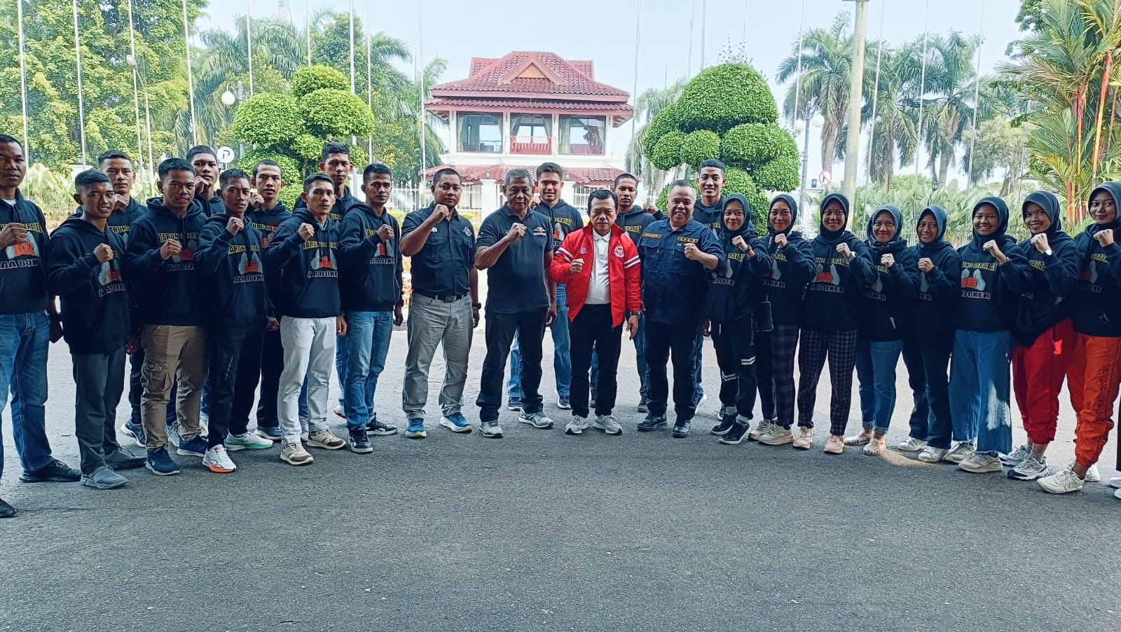 Gubernur Jambi Al Haris melepas kontingen tarung derajat Jambi mengikuti kualifikasi PON XXI di Jawa. Foto: Riky Serampas/Pariwarajambi