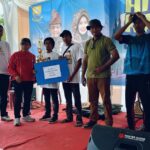 Gubernur Jambi Al Haris menyerahkan hadiah kepada pemenang lomba pacu perahu. Foto: Riky Serampas/Pariwarajambi