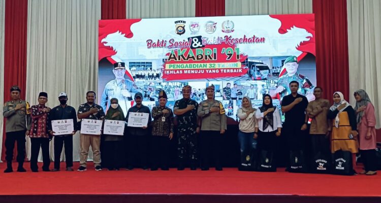 Gubernur Jambi Al Haris mengikuti bakti sosial dan bakti kesehatan AKABRI 91. Foto: Riky Serampas/Pariwarajambi