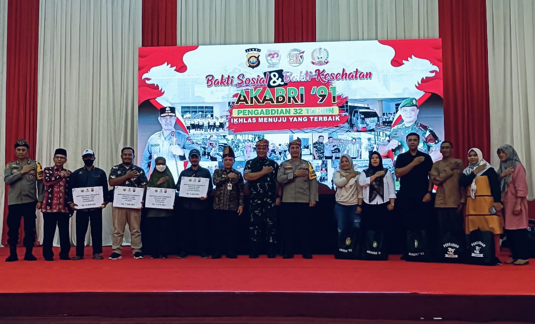 Gubernur Jambi Al Haris mengikuti bakti sosial dan bakti kesehatan AKABRI 91. Foto: Riky Serampas/Pariwarajambi