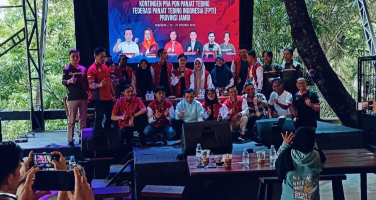 Gubernur Jambi Al Haris, Ketua DPRD, Ketua KONI, Ketua FPTI Jambi bersama kontingen atlet panjat tebing pra PON. Foto: Riky Serampas/Pariwarajambi