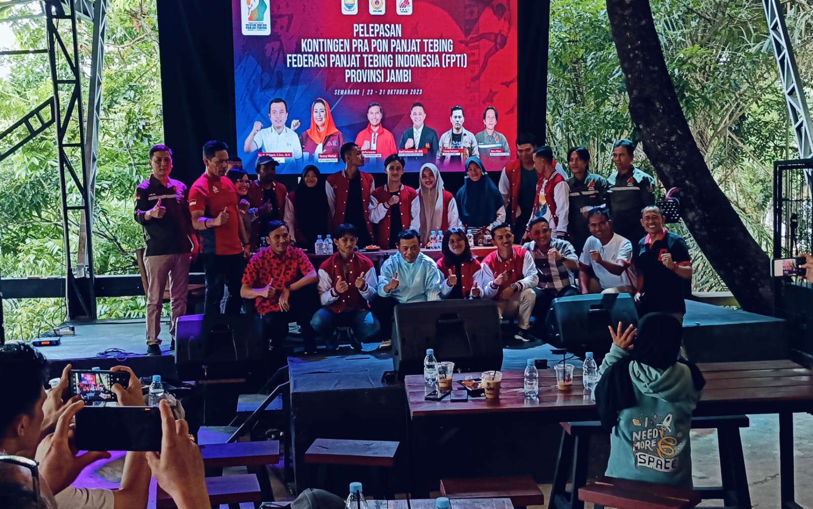 Gubernur Jambi Al Haris, Ketua DPRD, Ketua KONI, Ketua FPTI Jambi bersama kontingen atlet panjat tebing pra PON. Foto: Riky Serampas/Pariwarajambi