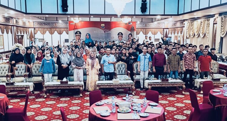 Hesnidar Haris foto bersama mahasiswa pelajar Jangkat dan Jangkat Timur di Jambi. Foto: Riky Serampas/Pariwarajambi