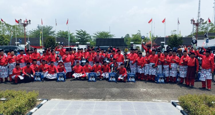 Gubernur Jambi Al Haris foto bersama dengan Kades se-kabupaten Tebo usai penyerahan motor dinas. Foto: Riky Serampas/Pariwarajambi