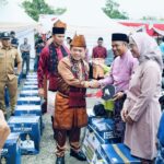 Gubernur Jambi Al Haris menyerahkan motor dinas dan peralatan olahraga untuk Kades se-Muaro Jambi. Foto: Riky Serampas/Pariwarajambi