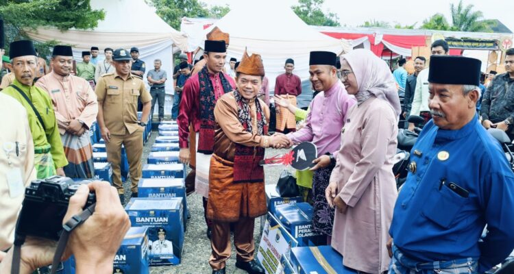 Gubernur Jambi Al Haris menyerahkan motor dinas dan peralatan olahraga untuk Kades se-Muaro Jambi. Foto: Riky Serampas/Pariwarajambi