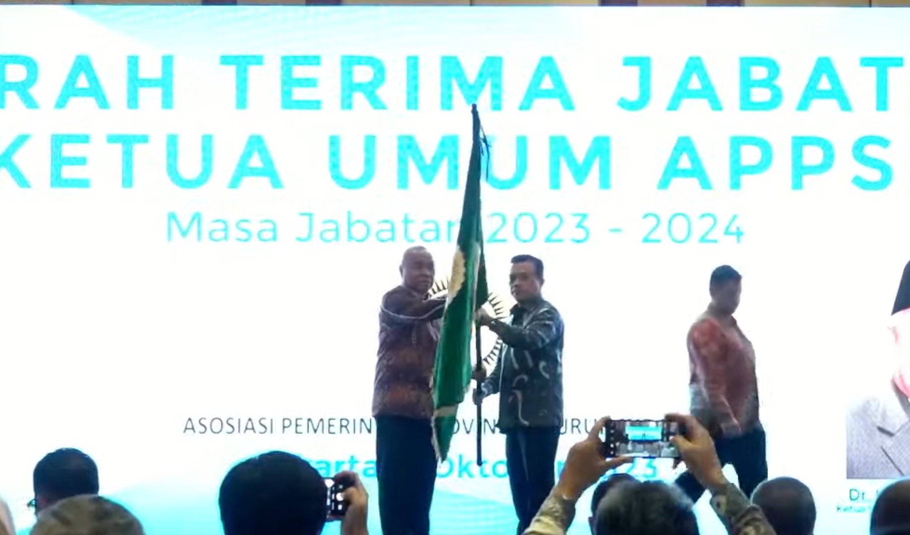 Penyerahan bendera lambang APPSI dari ketua sebelumnya Isran Noor ke Al Haris. (Foto/ist)