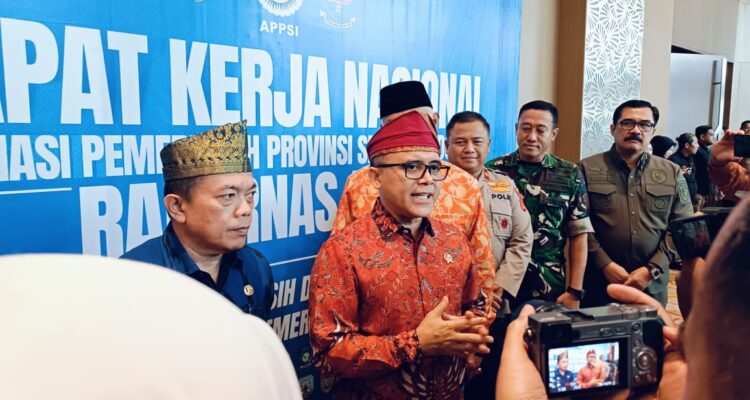 Menpan-RB Abdulah Azwar Anas didampingi Gubernur Jambi Al Haris usai membuka Rakernas APPSI 2023 di Provinsi Jambi. Foto: Riky Serampas/Pariwarajambi