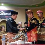 Gubernur Jambi, Al Haris dengan gelar adat Datuk Mangku Bumi Setio Alam diberikan Pusako keris karang Setio oleh Depati Agung Lekuk 50 Tumbi. Foto: Riky Serampas/Pariwarajambi