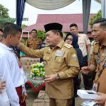 Gubernur Jambi Al Haris menyerahkan bantuan pendidikan program Dumisake 2023 di Kabupaten Merangin. Foto: Riky Serampas/Pariwarajambi