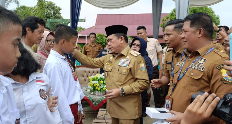 Gubernur Jambi Al Haris menyerahkan bantuan pendidikan program Dumisake 2023 di Kabupaten Merangin. Foto: Riky Serampas/Pariwarajambi