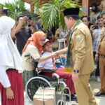 Gubernur Jambi Al Haris menyerahkan bantuan kursi roda untuk siswa SLB Sarolangun. Bantuan ini merupakan program Dumisake Pendidikan Gubernur Jambi. Foto: Riky Serampas/Pariwarajambi