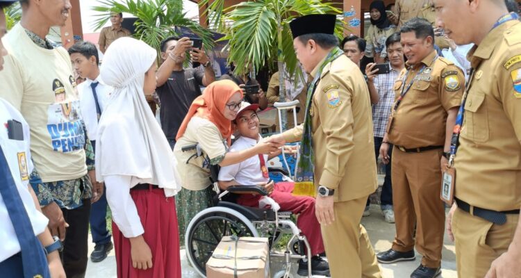 Gubernur Jambi Al Haris menyerahkan bantuan kursi roda untuk siswa SLB Sarolangun. Bantuan ini merupakan program Dumisake Pendidikan Gubernur Jambi. Foto: Riky Serampas/Pariwarajambi