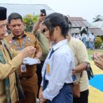 Gubernur Jambi Al Haris menyerahkan alat bantu dengar kepada siswa SLB. Bantuan ini merupakan program Dumisake pendidikan Gubernur Jambi. Foto: Riky Serampas/Pariwarajambi