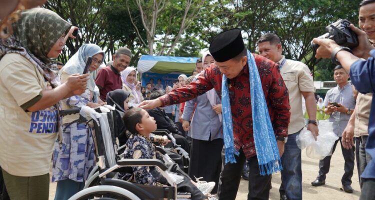 Gubernur Jambi Al Haris menyerahkan bantuan pendidikan program Dumisake untuk Kabupaten Kerinci. Foto: Erik/Pariwarajambi