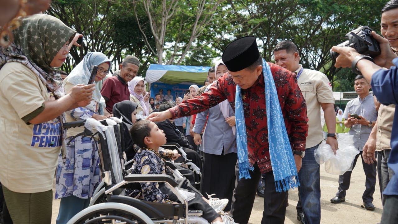 Gubernur Jambi Al Haris menyerahkan bantuan pendidikan program Dumisake untuk Kabupaten Kerinci. Foto: Erik/Pariwarajambi