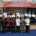 Gubernur Jambi Al Haris menyerahkan bantuan program Dumisake untuk Kota Sungaipenuh. Foto: Erik/Pariwarajambi